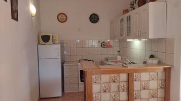 Apartment (A1) | Eigene Küche | Kühlschrank, Ofen, Herdplatte, Espressomaschine