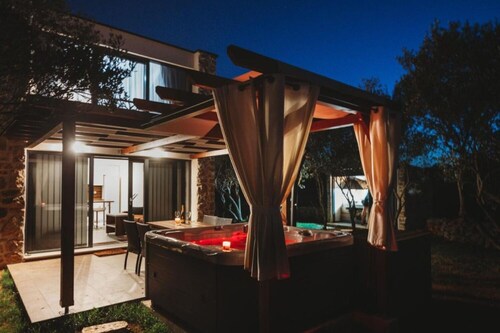 House Stone House With Jacuzzi