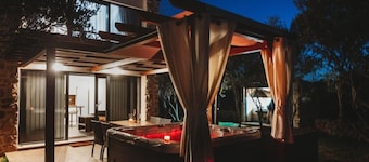 House Stone House With Jacuzzi