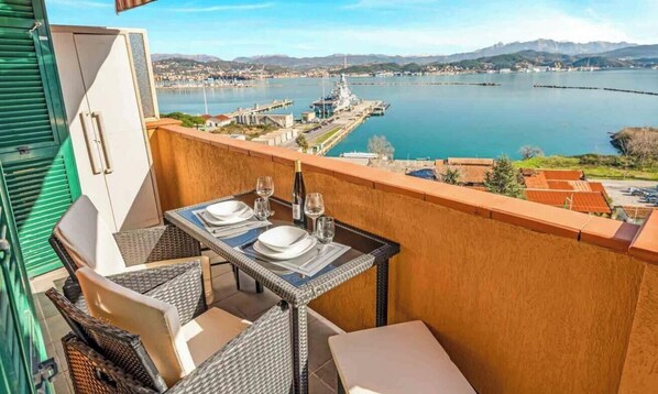 Outdoor dining - La Scala Matta, Sea Lands (La Spezia)