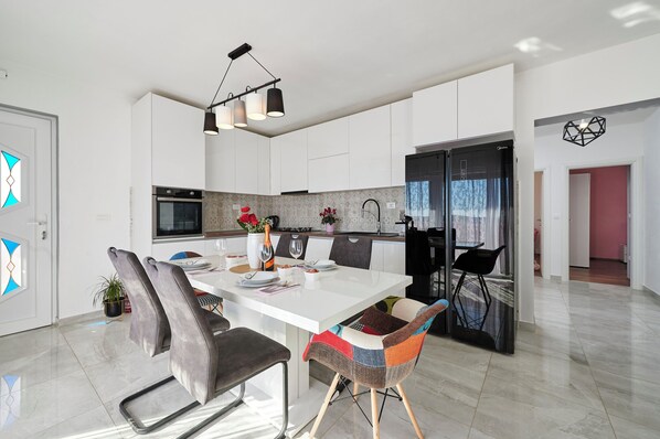 Apartemen (A1) | Tempat makan
