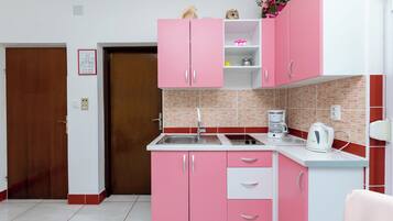 Apartemen (A2) | Dapur pribadi | Lemari es, microwave, kompor, dan mesin pencuci piring