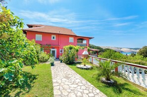 Courtyard - Apartments Grga (Lopar)