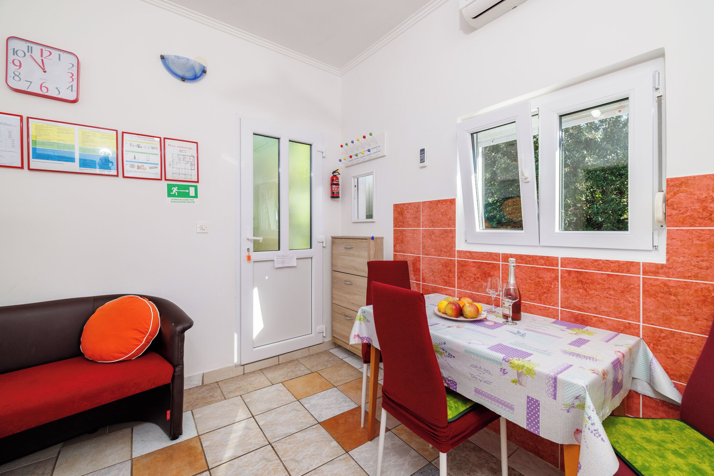 Apartemen (A4) | Dapur pribadi | Lemari es, microwave, kompor, dan mesin pencuci piring