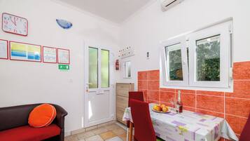 Apartemen (A4) | Dapur pribadi | Lemari es, microwave, kompor, dan mesin pencuci piring