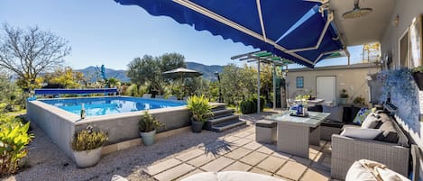 Piscine extérieure, piscine chauffée, parasols, chaises longues