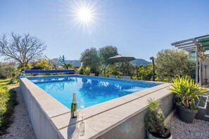 Kolam renang terbuka, kolam dipanaskan, payung kolam 