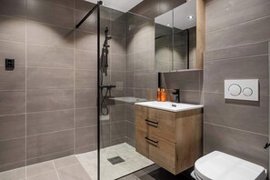 Douche, articles de toilette gratuits, sèche-cheveux