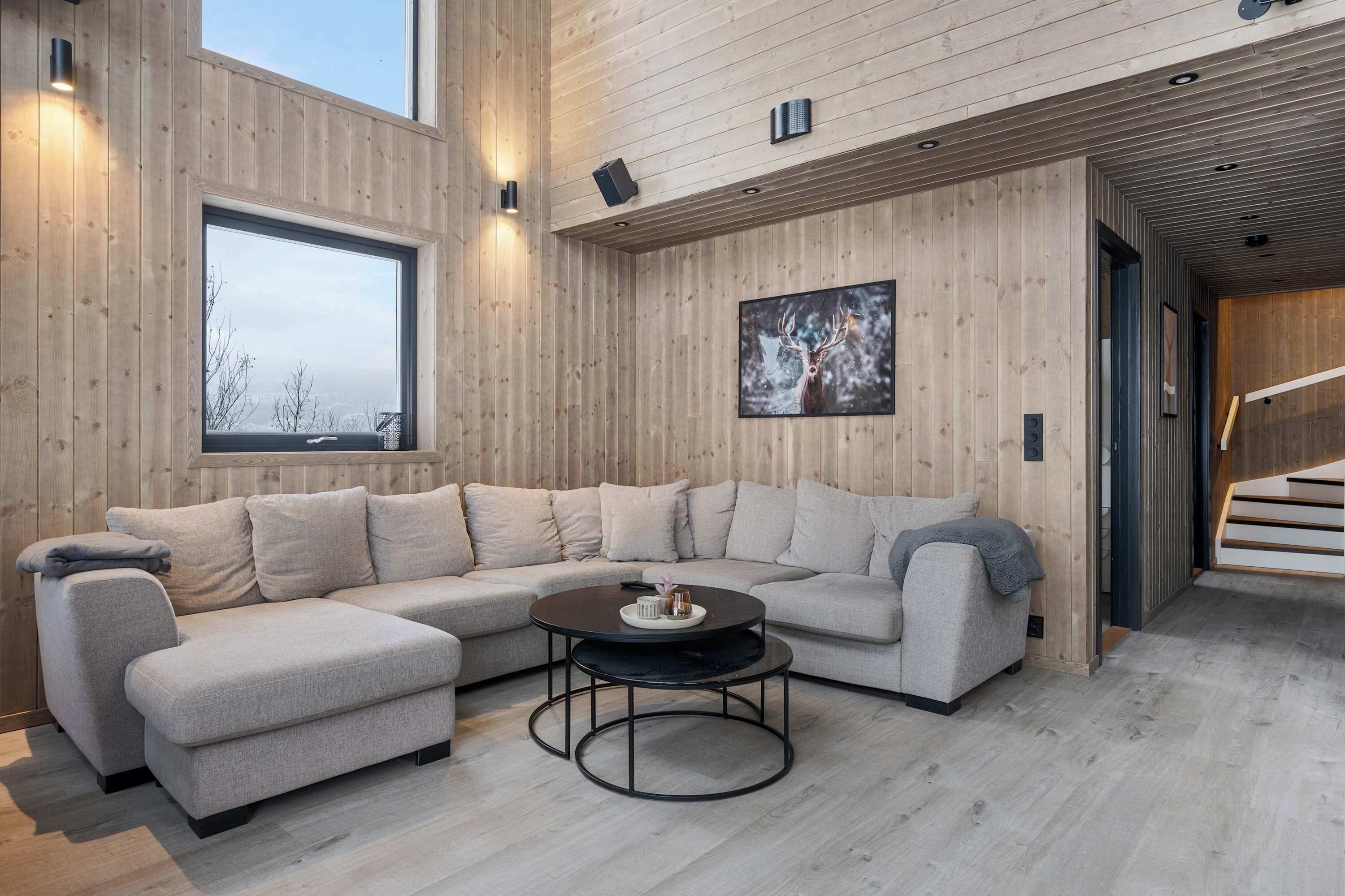 Tv, eldstad och kontor