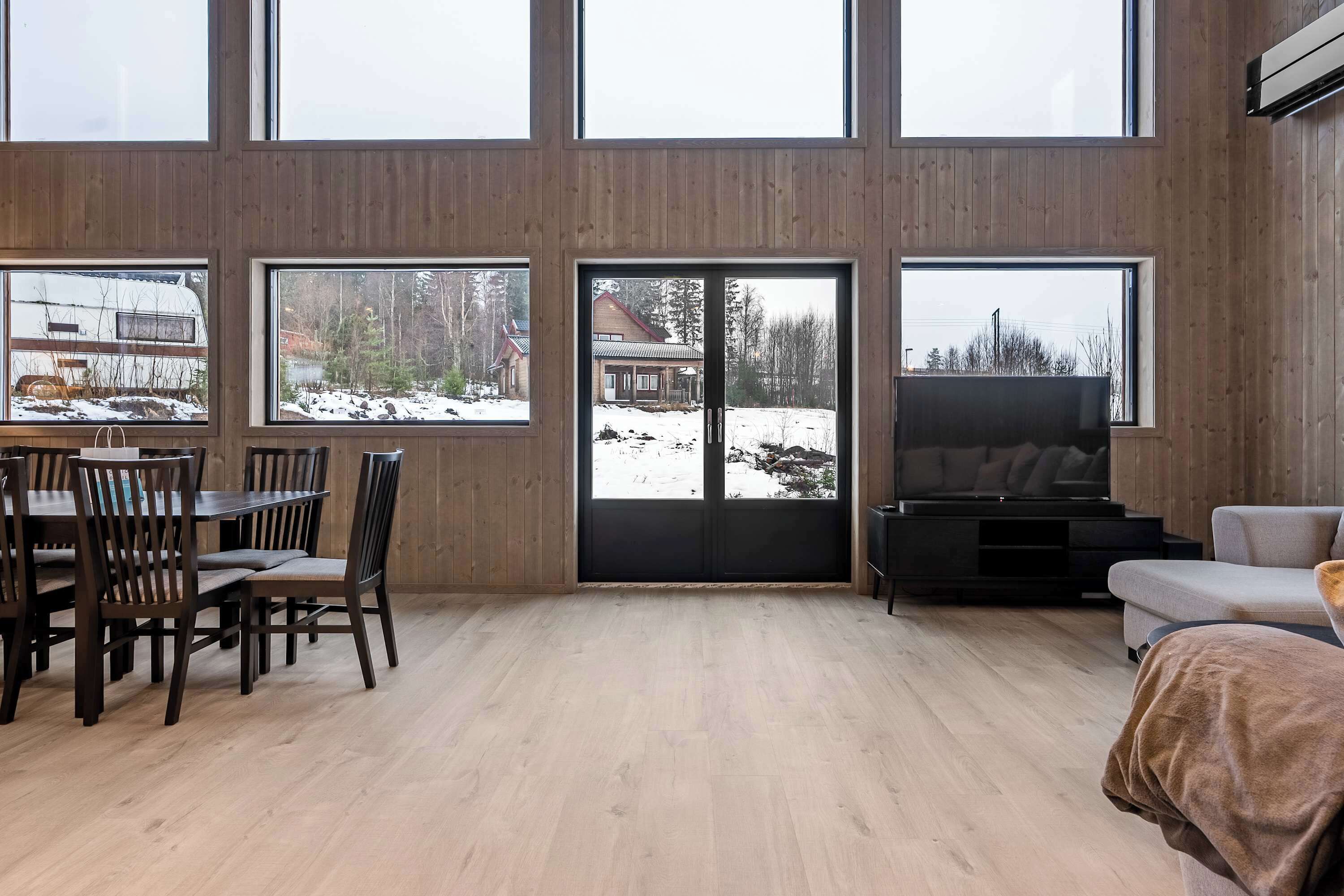 Televisie, een open haard en een kantoor