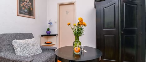 Room (S1) | Living room