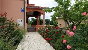 A stone pathway leading to a building with a sign indicating room number 9. - Apartments Lea Patrik Mara (Nin)