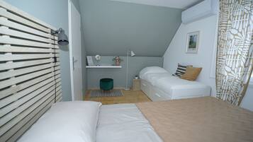 House | In-room safe, iron/ironing board, free WiFi