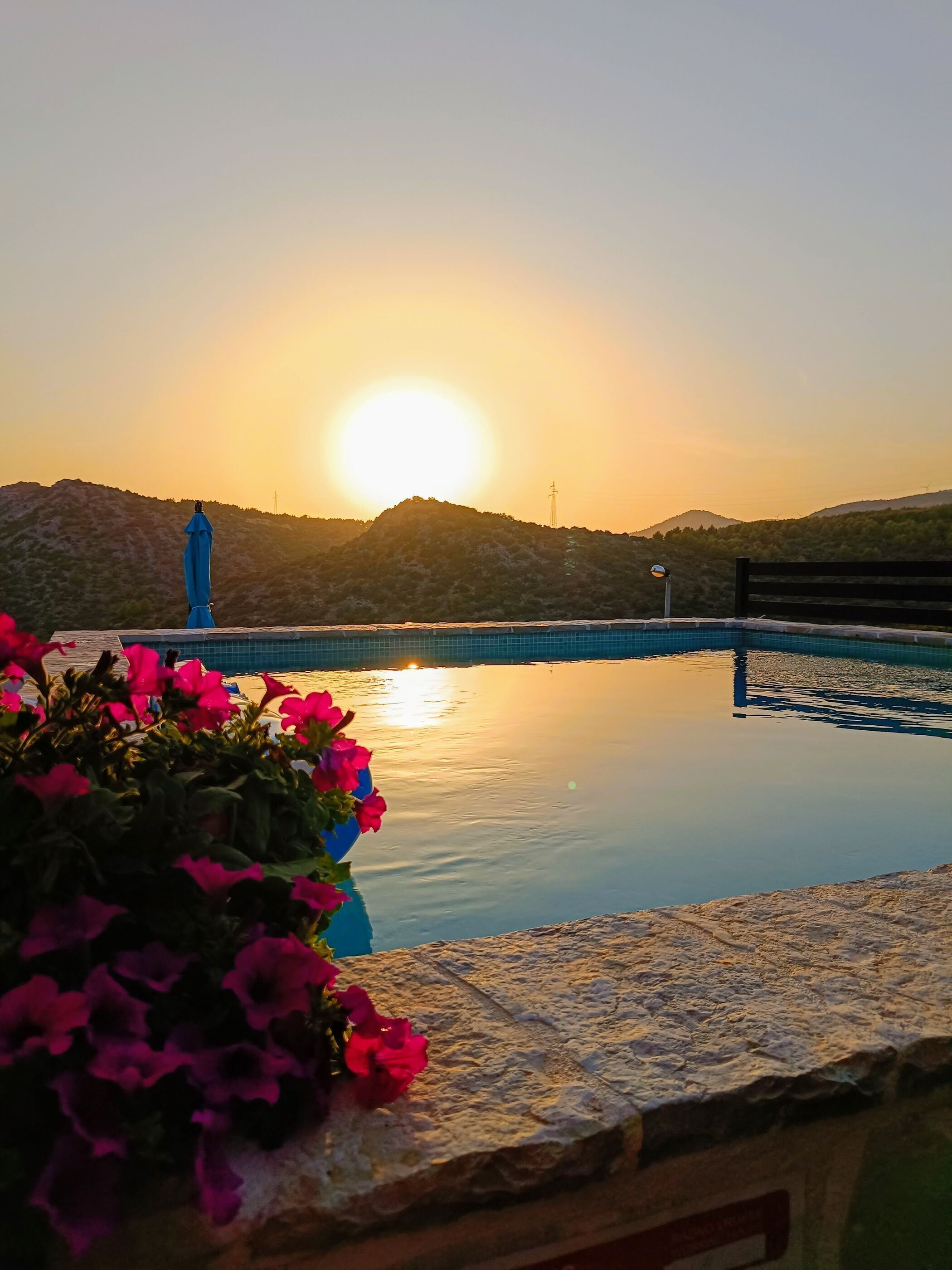 Außenpool, beheizter Pool, rund um die Uhr geöffnet, Sonnenschirme