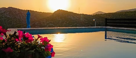 Ulkouima-allas, lämmitetty uima-allas, aurinkovarjoja, aurinkotuoleja