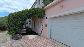 Free self parking - Apartments Aura (Seget)
