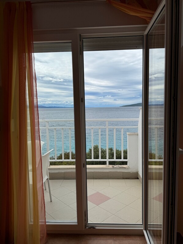A balcony with a view of the sea and distant mountains. - Apartments Klara (Gradac)