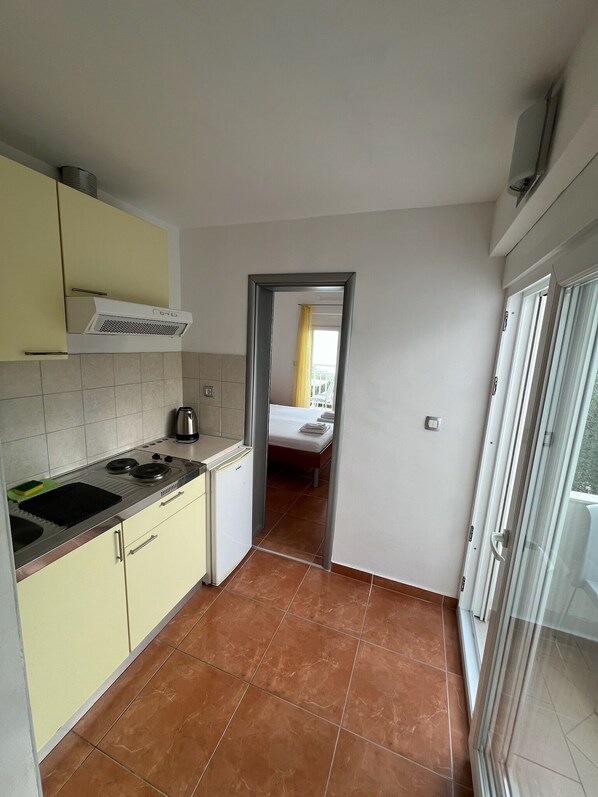 Apartment (A5) | Eigene Küche | Kühlschrank, Herdplatte, Wasserkocher, Kochgeschirr/Geschirr/Besteck