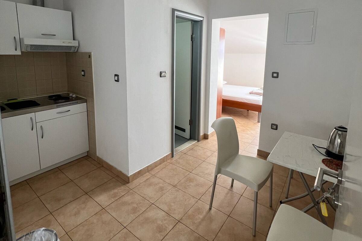 Apartamento (A2) | Cocina privada | Frigorífico, placa de cocina, hervidor eléctrico y utensilios de cocina