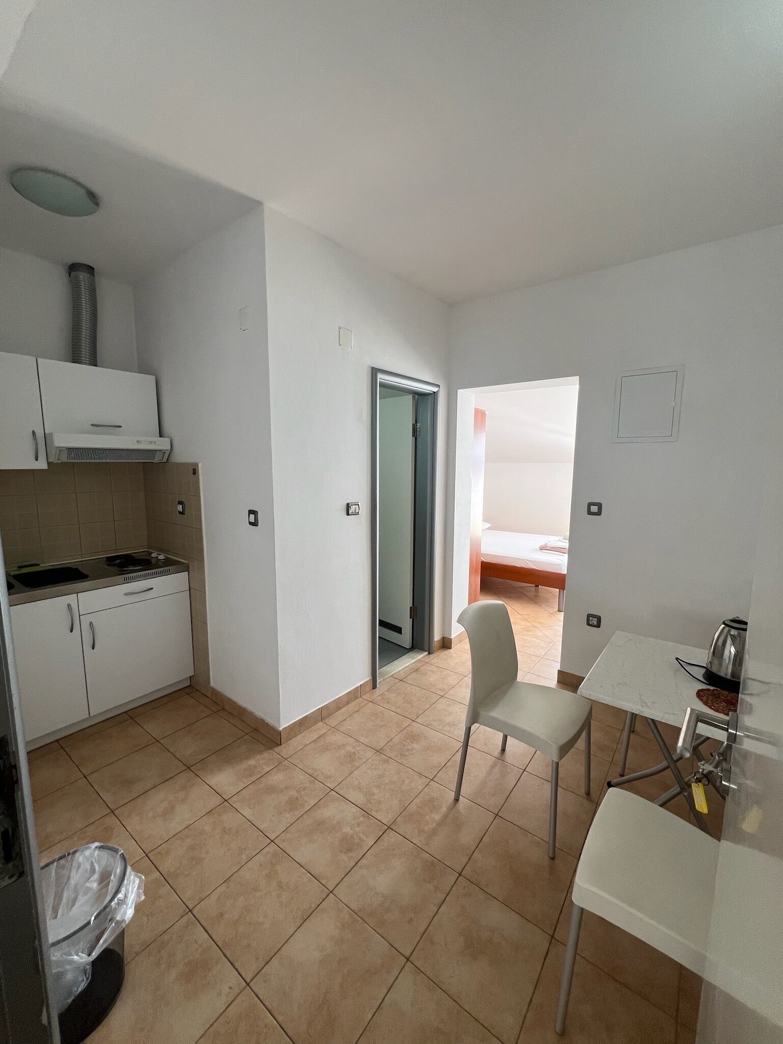 Apartemen (A2) | Dapur pribadi | Lemari es, kompor, ketel listrik, dan peralatan masak/sendok-piring