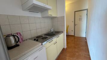 Apartment (A3) | Eigene Küche | Kühlschrank, Herdplatte, Wasserkocher, Kochgeschirr/Geschirr/Besteck