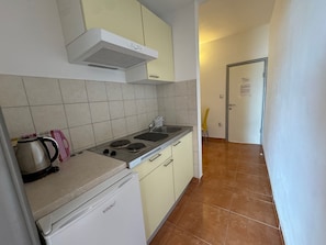 Apartment (A3) | Private kitchen | Fridge, stovetop, electric kettle, cookware/dishes/utensils - Apartments Klara (Gradac)