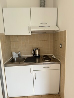 Apartment (A1) | Private kitchen | Fridge, stovetop, electric kettle, cookware/dishes/utensils - Apartments Klara (Gradac)