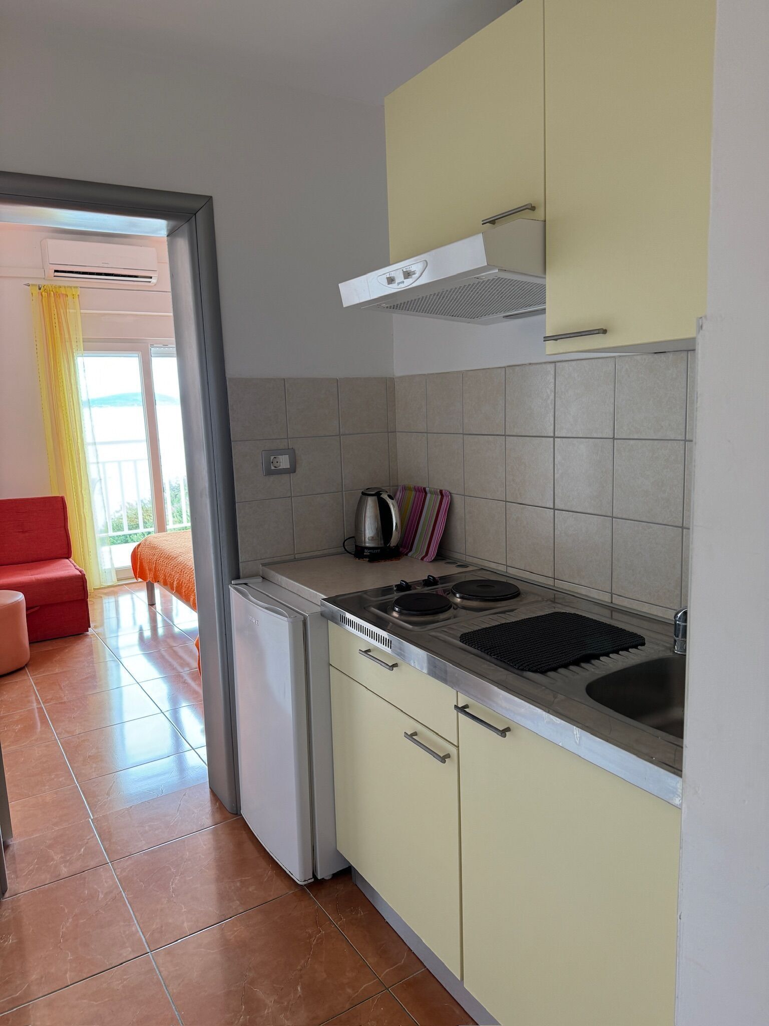 Apartment (A3) | Private kitchen | Fridge, stovetop, electric kettle, cookware/dishes/utensils