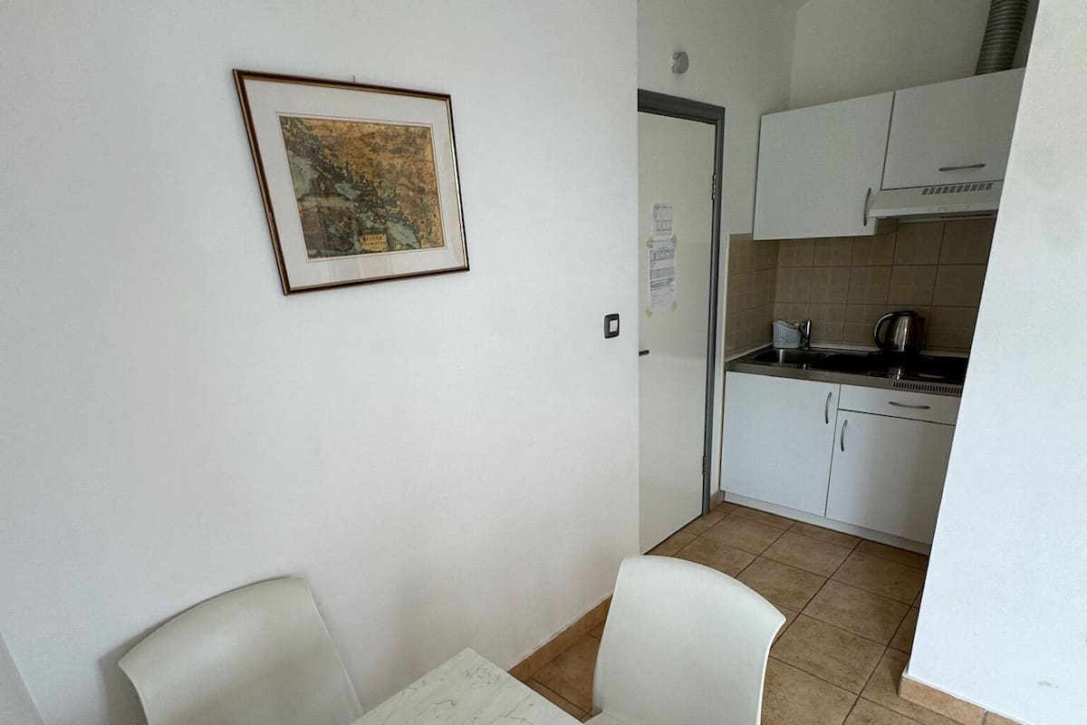 Apartamento (A1) | Cocina privada | Frigorífico, placa de cocina, hervidor eléctrico y utensilios de cocina
