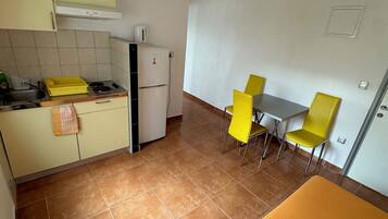 Lejlighed (A6) | Privat køkken | Køleskab, kogeplade, elkedel, køkkentøj/tallerkener/redskaber