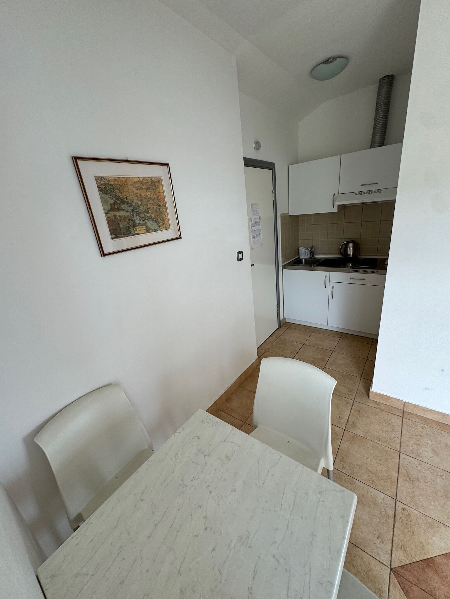 Apartemen (A1) | Dapur pribadi | Lemari es, kompor, ketel listrik, dan peralatan masak/sendok-piring