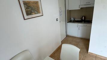 Apartemen (A1) | Dapur pribadi | Lemari es, kompor, ketel listrik, dan peralatan masak/sendok-piring