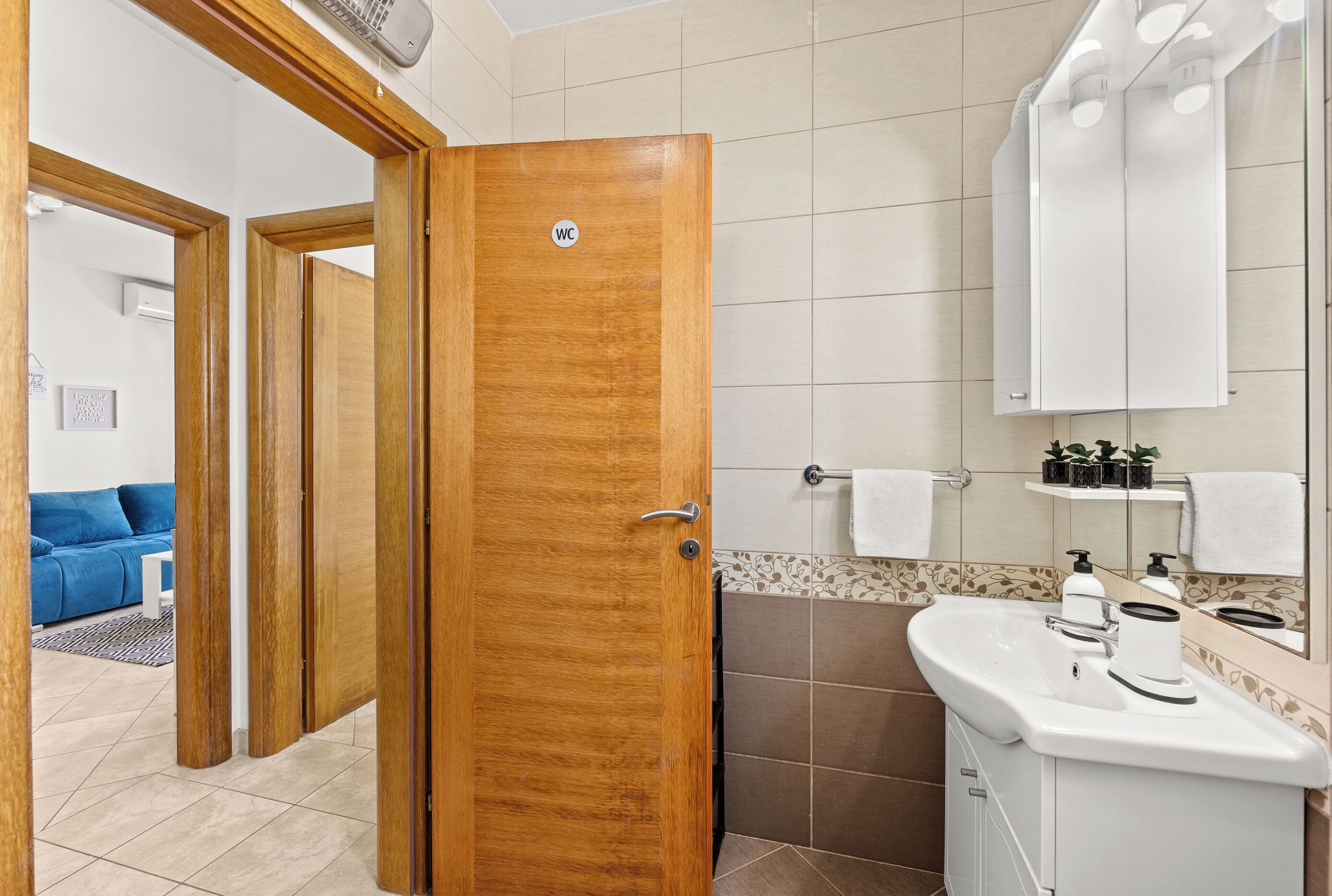 Apartment (A2) | Badezimmer | Dusche, Handtücher, Toilettenpapier