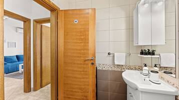 Apartment (A2) | Badezimmer | Dusche, Handtücher, Toilettenpapier