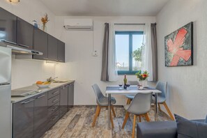 Apartment (A1) | Private kitchen | Fridge, microwave, oven, stovetop
