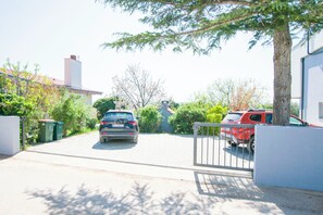 Free self-parking - Apartments More (Zadar)