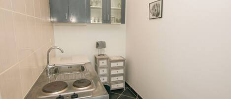 อพาร์ทเมนท์ (A2) | ครัวส่วนตัว | ตู้เย็น, เตาอบ, เตาประกอบอาหาร, กาต้มน้ำไฟฟ้า