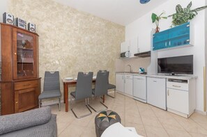 Apartment (A1) | Private kitchen | Fridge, microwave, oven, stovetop - Apartments Sun and Beach (Brela)