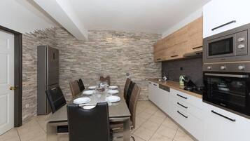 Apartment (A4) | Eigene Küche | Kühlschrank, Mikrowelle, Ofen, Herdplatte