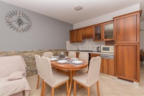 Appartement (A2) | Cuisine privée | Réfrigérateur, micro-ondes, four, plaque de cuisson
