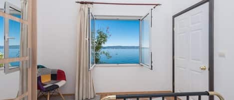 Caja de seguridad en la habitación y tabla de planchar con plancha