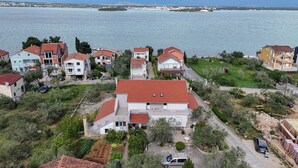 Un quartier résidentiel avec des maisons, une étendue d’eau importante et un ciel dégagé.