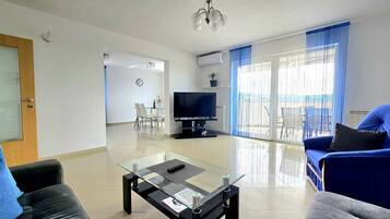 Apartment (A1) | Living area | Smart TV