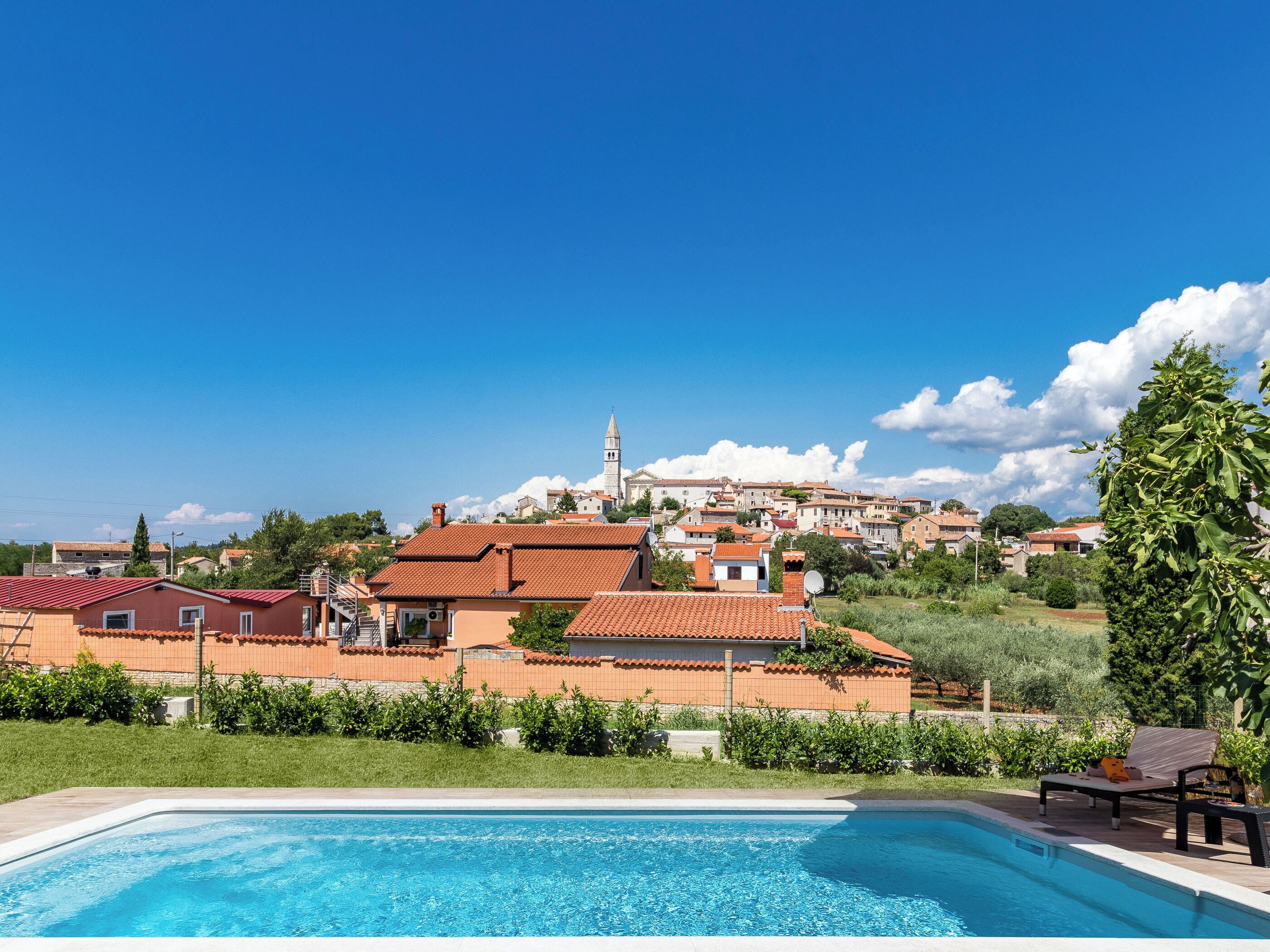 Una piscina al aire libre, una piscina climatizada