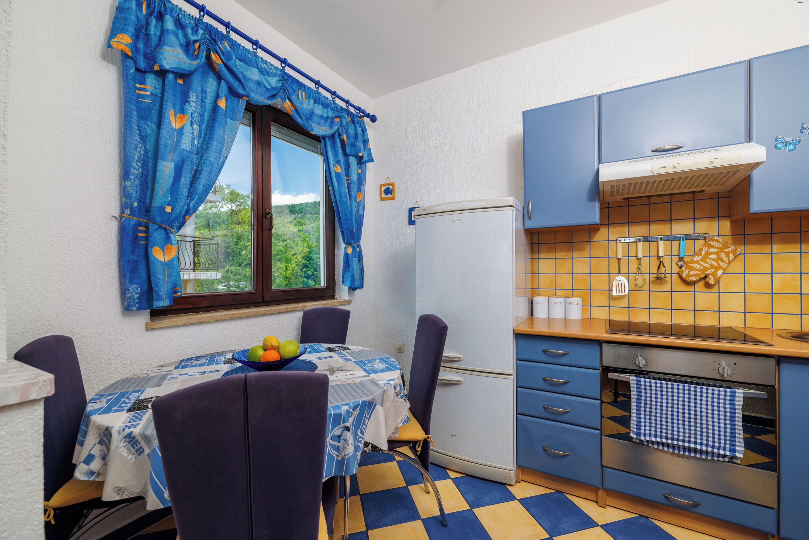 Apartment (A1) | Private kitchen | Fridge, microwave, stovetop, cookware/dishes/utensils