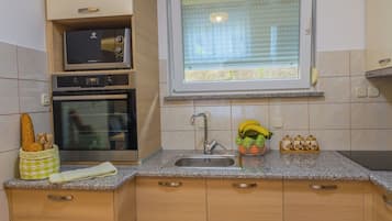 House | Private kitchen | Fridge, microwave, oven, stovetop