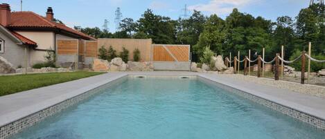 Piscine extérieure, chaises longues
