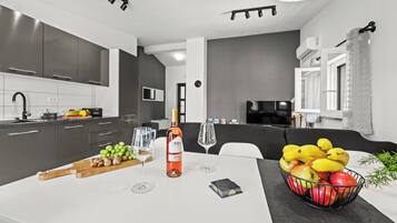House | Private kitchen | Oven, stovetop, dishwasher, espresso maker