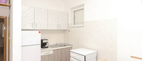 Departamento (A1) | Cocina privada | Refrigerador, parrilla de estufa, utensilios de cocina y congelador