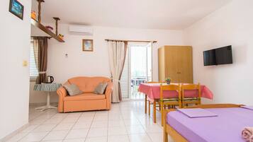 Studio (A8) | Living room